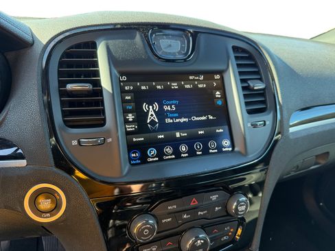 Used 2018 Chrysler 300 S w/ 300S Premium Group RWD image 12