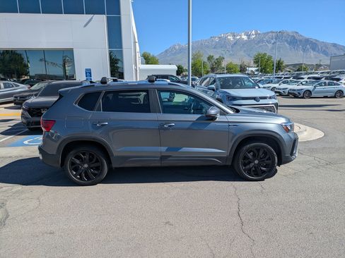 Used 2022 Volkswagen Taos SE FWD image 2