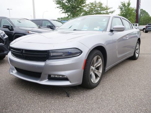 Used 2017 Dodge Charger SXT RWD image 2
