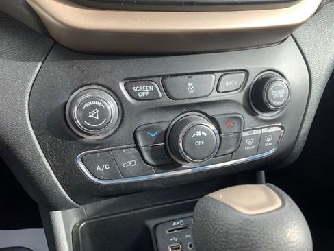 Used 2016 Jeep Cherokee Latitude w/ Comfort & Sound Group image 18