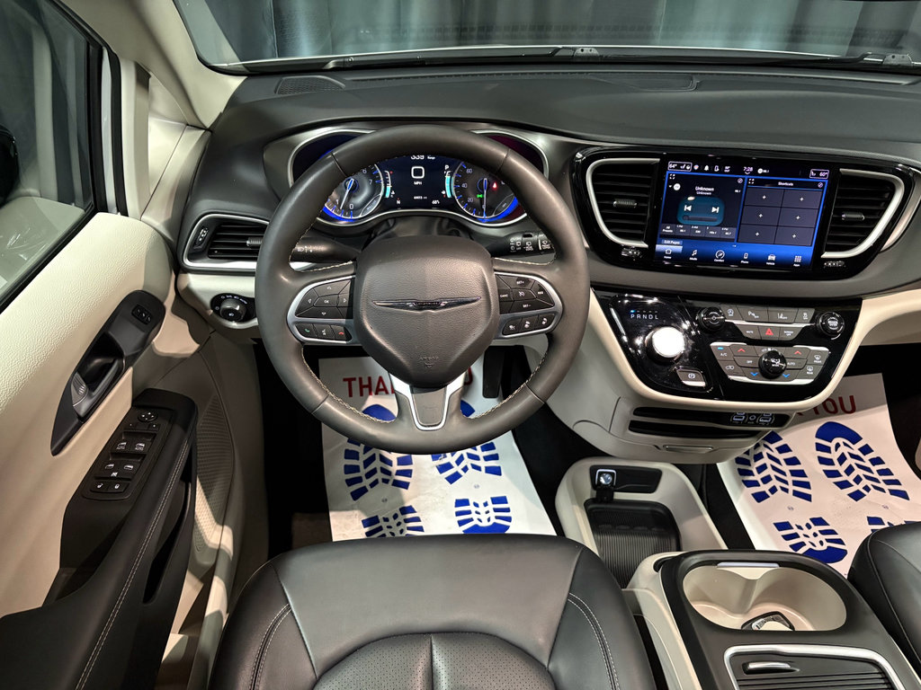Used 2024 Chrysler Pacifica Touring-L FWD image 9