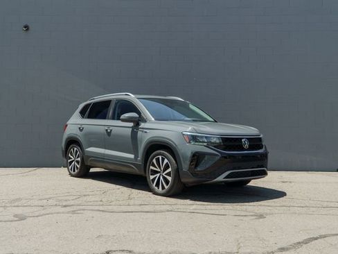 Used 2023 Volkswagen Taos SE w/ Panoramic Sunroof Package AWD/4WD image 9