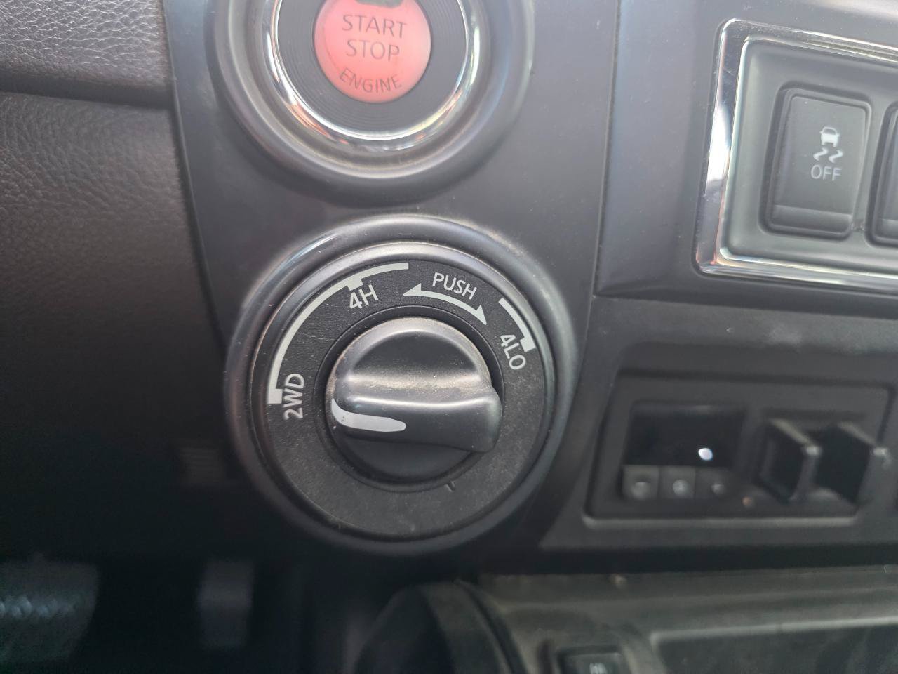 Used 2018 Nissan Titan SV w/ SV Convenience Package AWD/4WD image 28
