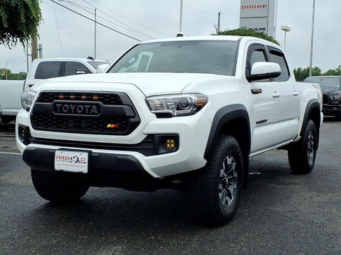 Used 2017 Toyota Tacoma TRD Off-Road w/ Tow Package (A/T) AWD/4WD image 3