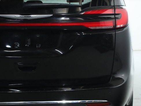 Used 2024 Chrysler Pacifica Touring-L image 44