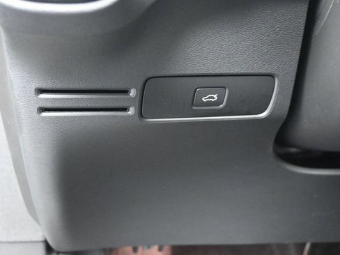 Used 2025 Volvo XC40 B5 Plus AWD/4WD image 11