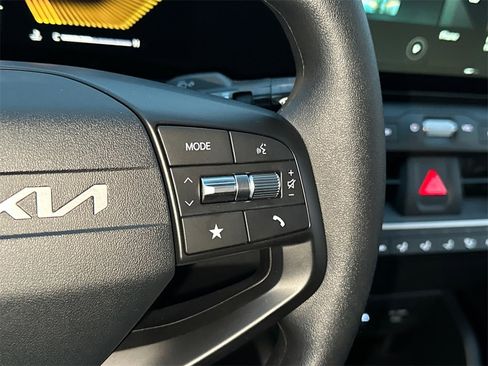 New 2025 Kia K4 LXS image 22