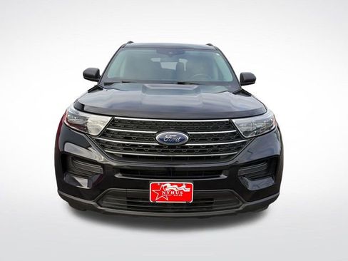 Used 2023 Ford Explorer XLT AWD/4WD image 2