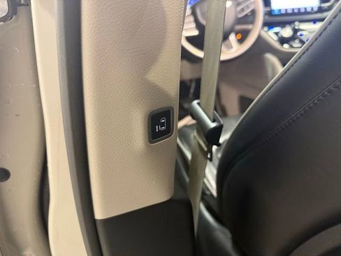 Used 2021 Chrysler Pacifica Limited image 16