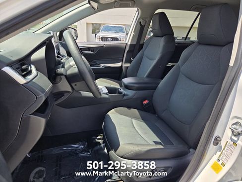 Used 2025 Toyota RAV4 XLE AWD/4WD image 9