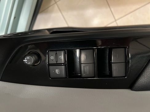 Used 2019 Toyota Prius image 19