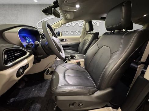 Used 2022 Chrysler Pacifica Touring-L w/ Uconnect Theater Family Group image 19