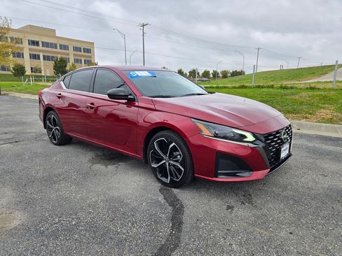 Used 2024 Nissan Altima 2.5 SR image 1