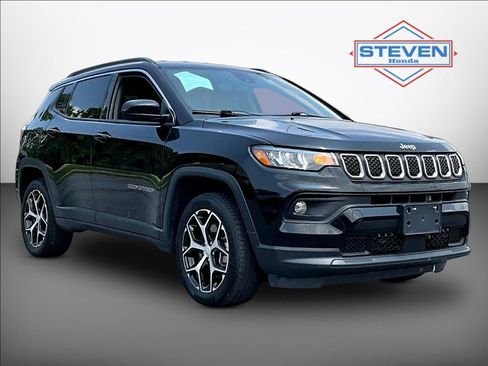 Used 2024 Jeep Compass Latitude AWD/4WD image 1