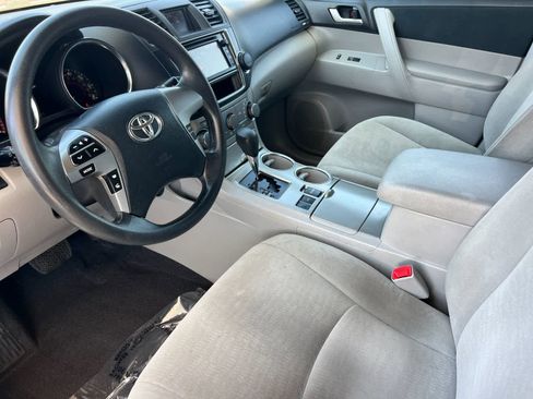 Used 2013 Toyota Highlander Plus FWD image 12