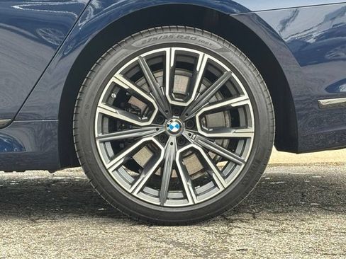Certified 2022 BMW 750i xDrive w/ Luxury Rear Seating Package AWD/4WD image 4