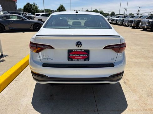 Used 2023 Volkswagen Jetta SE w/ Panoramic Sunroof Package FWD image 6