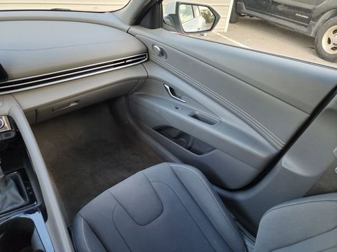 Used 2025 Hyundai Elantra SEL FWD image 17