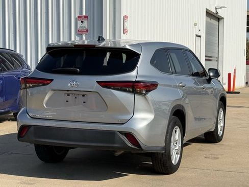 Used 2022 Toyota Highlander LE FWD image 4