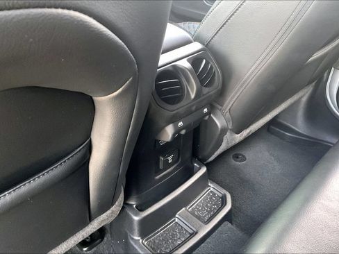 Used 2023 Jeep Wrangler Unlimited Sahara AWD/4WD image 10