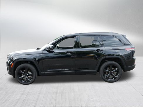 Used 2023 Jeep Grand Cherokee Altitude AWD/4WD image 4