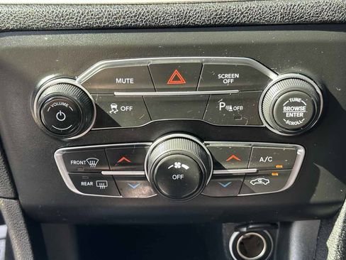 Used 2019 Dodge Charger SXT w/ Leather Interior Group RWD image 20