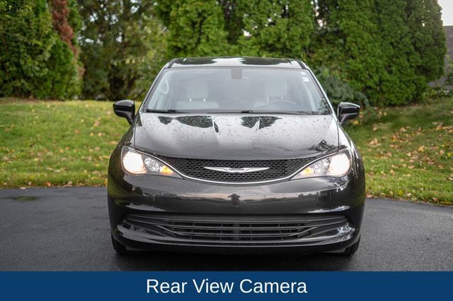 Used 2017 Chrysler Pacifica Touring FWD image 2