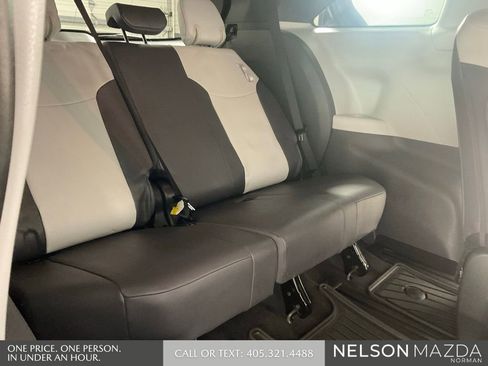 Used 2024 Toyota Sienna XSE FWD image 33