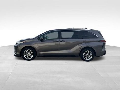 Used 2021 Toyota Sienna Limited image 8