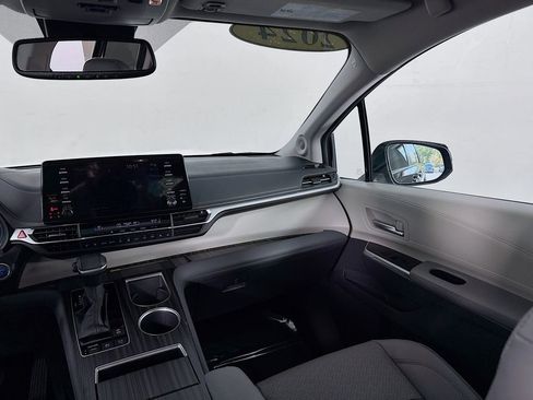 Used 2024 Toyota Sienna Limited image 39