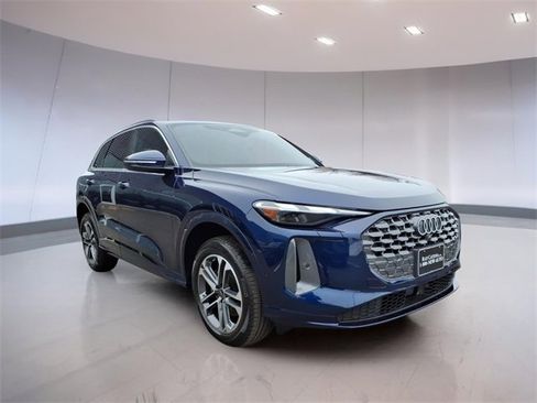 Used 2025 Audi Q5 Premium w/ Convenience Package image 1