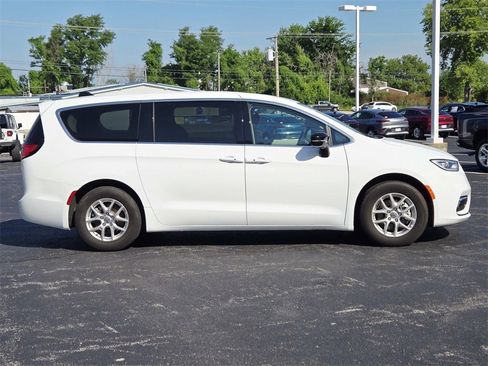 Used 2024 Chrysler Pacifica Touring-L image 2