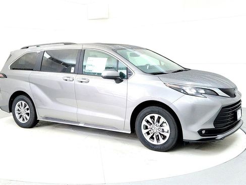 New 2026 Toyota Sienna XLE image 7