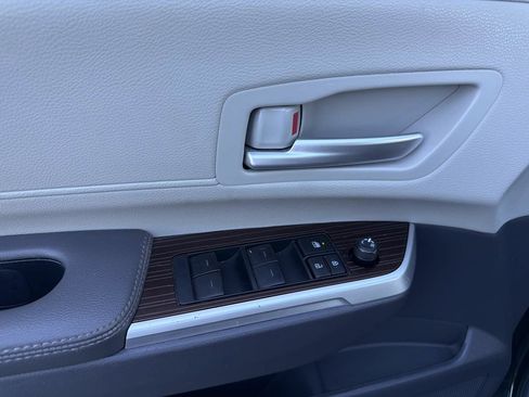 Used 2024 Toyota Sienna XLE FWD image 46