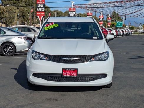Used 2023 Chrysler Voyager LX image 2
