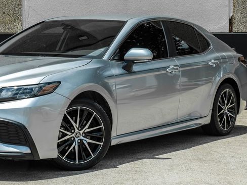 Used 2023 Toyota Camry SE FWD image 5