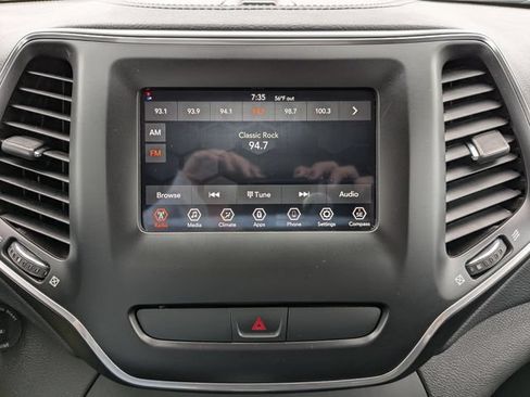 Used 2019 Jeep Cherokee Latitude w/ Popular Appearance Group FWD image 27