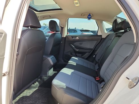 Certified 2025 Volkswagen Jetta SE w/ Sunroof Package FWD image 12