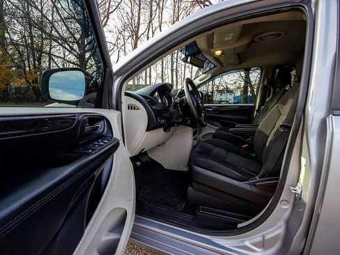 Used 2019 Dodge Grand Caravan SE image 8