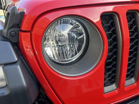 Used 2020 Jeep Gladiator Rubicon image 3