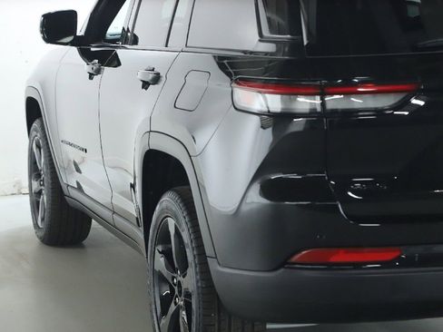 Used 2025 Jeep Grand Cherokee Limited w/ Luxury Tech Group II AWD/4WD image 42