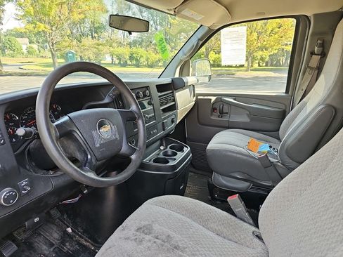 Used 2015 Chevrolet Express 2500 RWD image 15