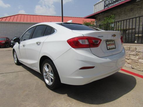 Used 2017 Chevrolet Cruze LT FWD image 3