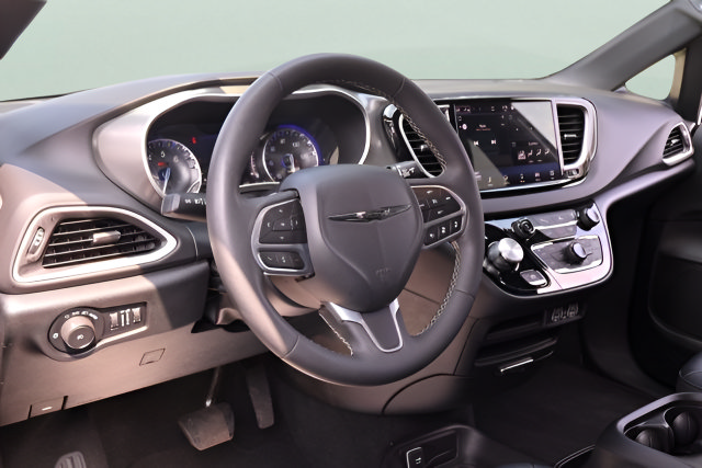 Used 2025 Chrysler Pacifica Select FWD image 14