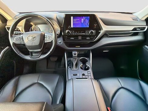 Used 2023 Toyota Highlander XLE image 17