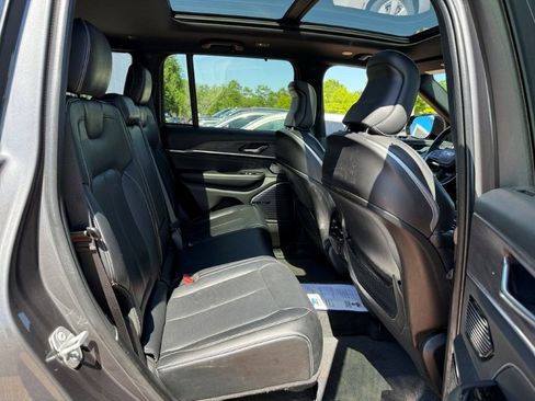 Used 2022 Jeep Grand Cherokee Overland w/ Luxury Tech Group IV AWD/4WD image 22