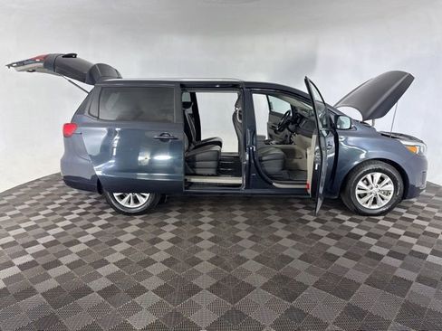 Used 2017 Kia Sedona LX w/ LX Essentials Premium Package FWD image 15