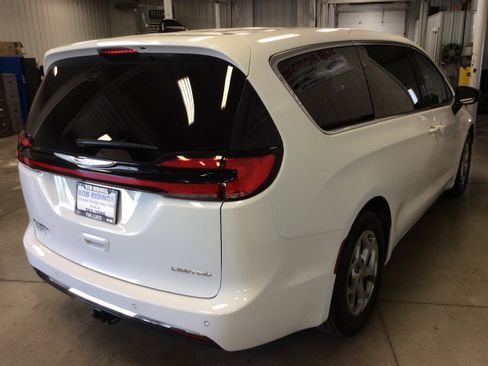 Used 2024 Chrysler Pacifica Limited w/ Trailer Tow Group image 7