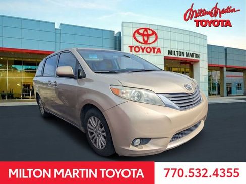 Used 2013 Toyota Sienna XLE w/ Premium Pkg image 1