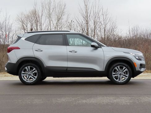 Certified 2023 Kia Seltos S w/ Navigation Package image 2